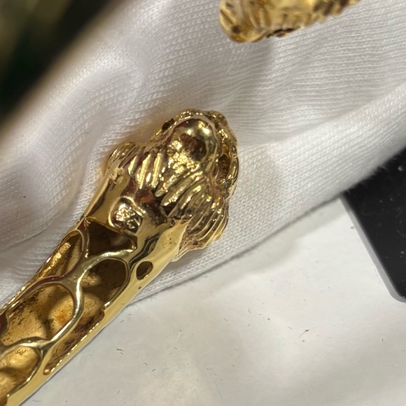 Vintage Lion Head ring and matching bracelet with emerald green enamel accents. - Picture 11 of 13